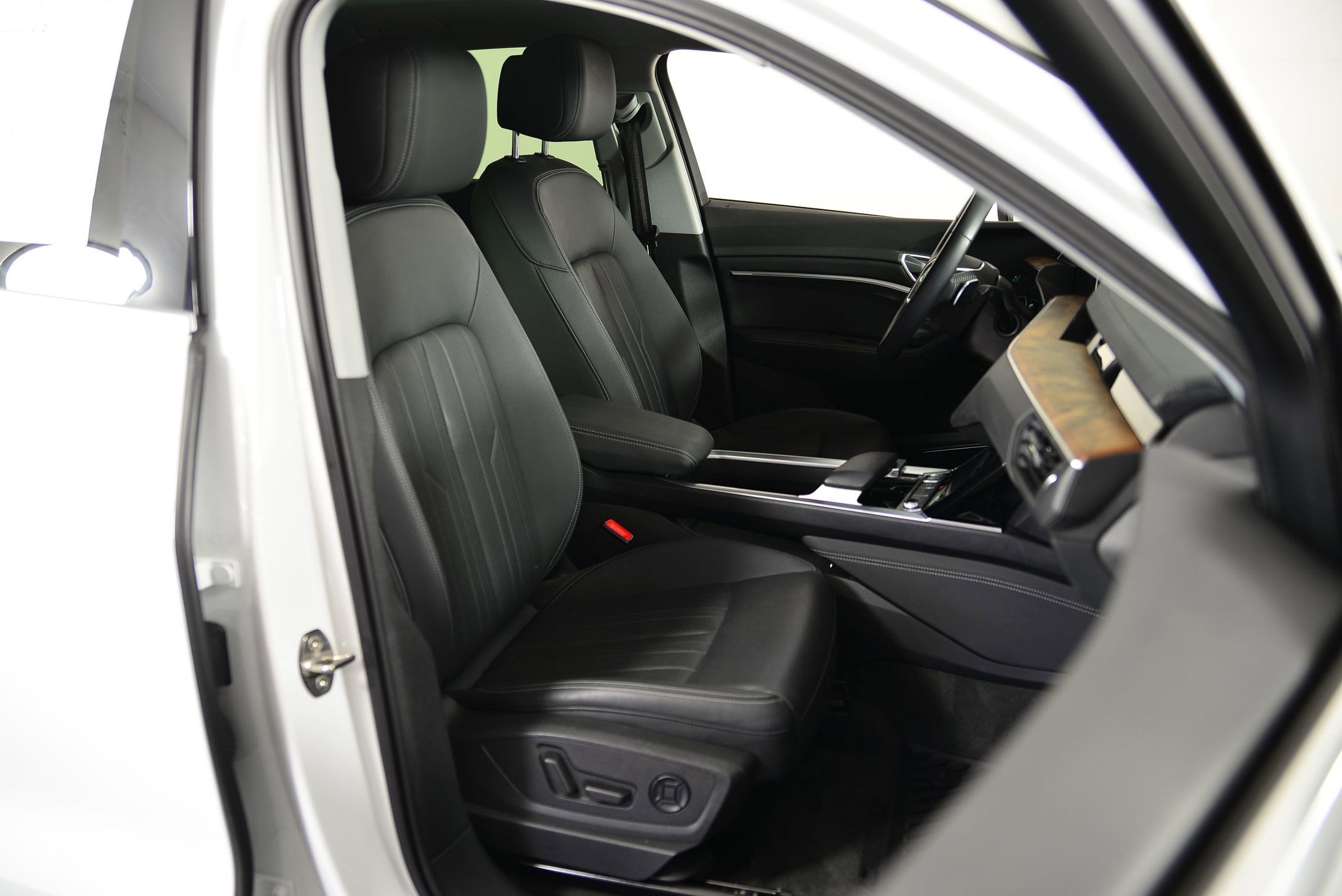 Used 2020 Audi e-tron Premium Plus image 18