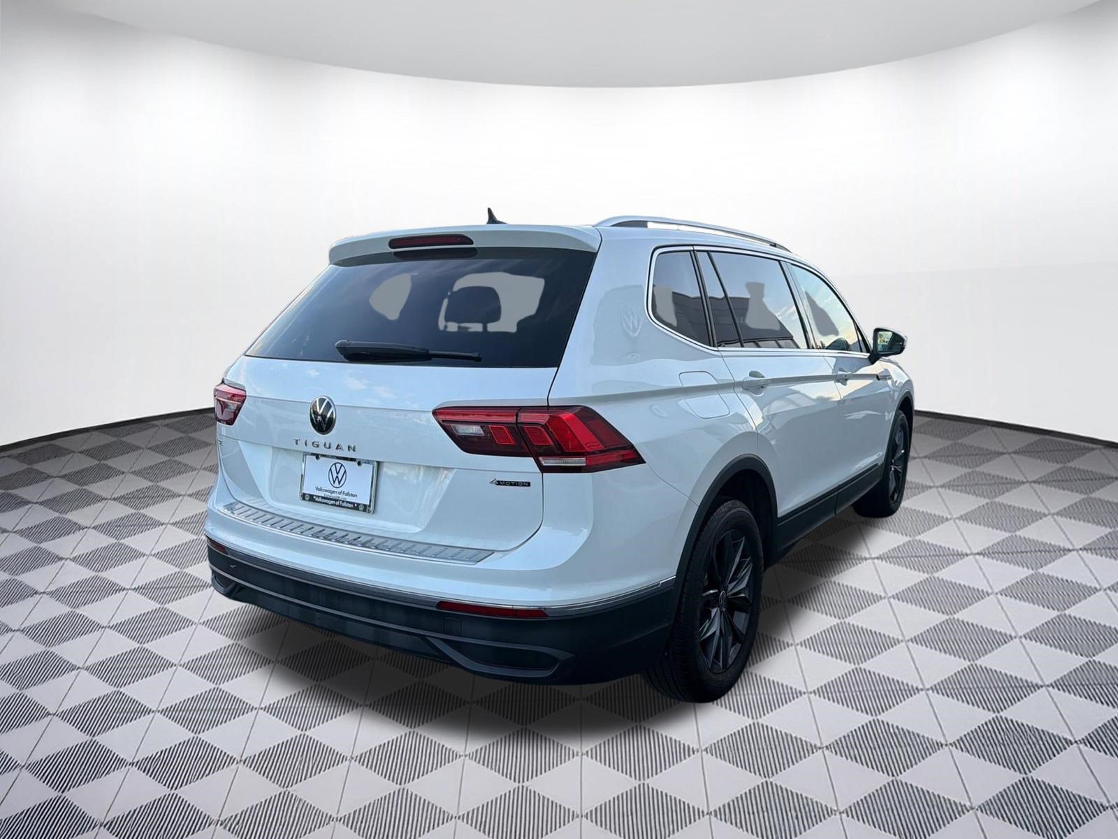 Certified 2023 Volkswagen Tiguan SE w/ Panoramic Sunroof Package AWD/4WD image 9