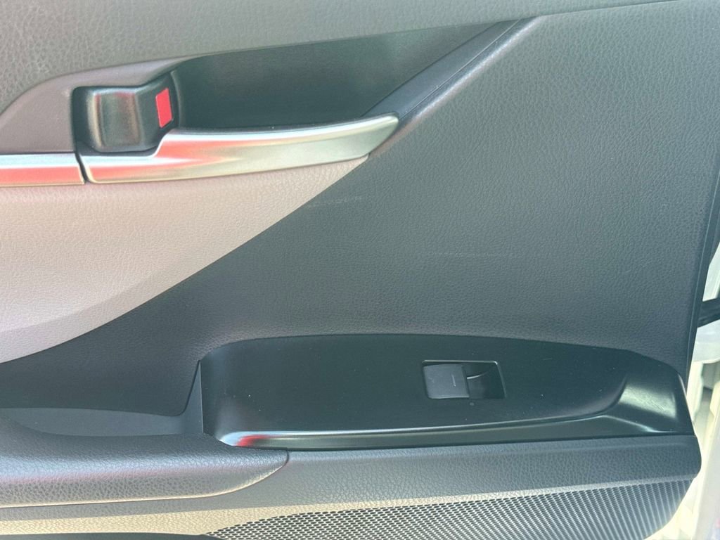 Used 2025 Toyota Camry SE FWD image 12