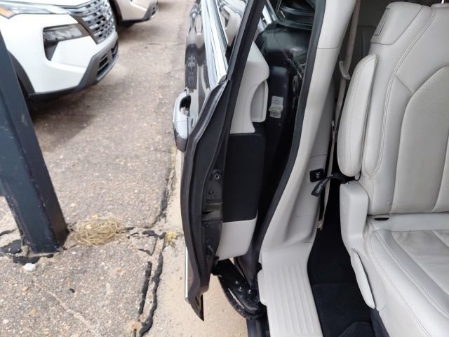 Used 2019 Chrysler Pacifica Touring-L Plus FWD image 31