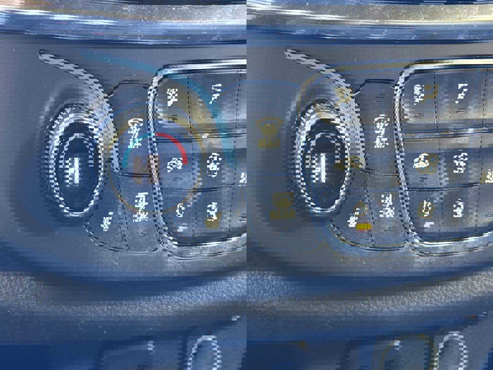 Used 2023 Chevrolet Traverse LT w/ Midnight/Sport Edition image 21