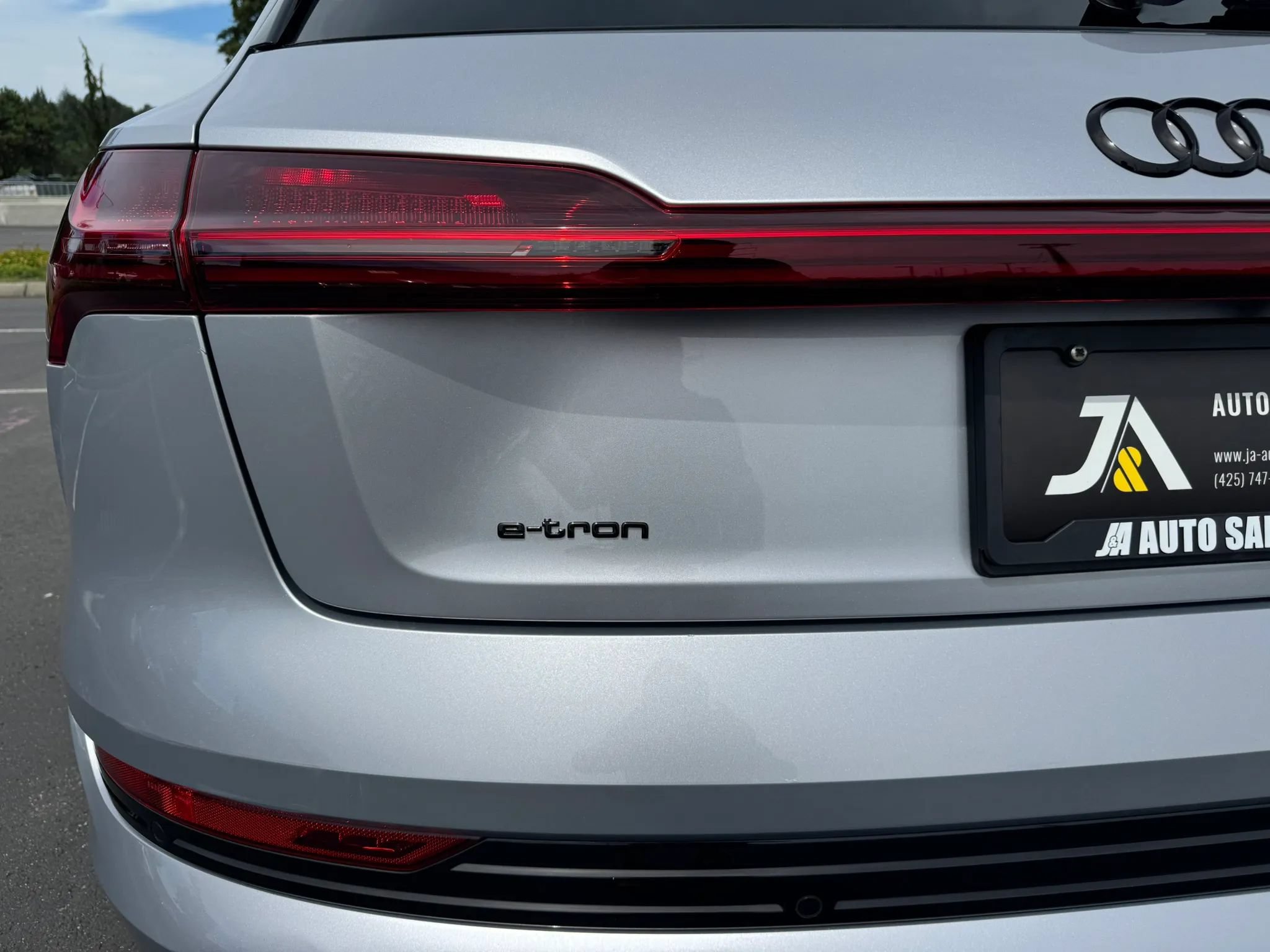 Used 2022 Audi e-tron Premium Plus w/ Premium Plus Package AWD/4WD image 16