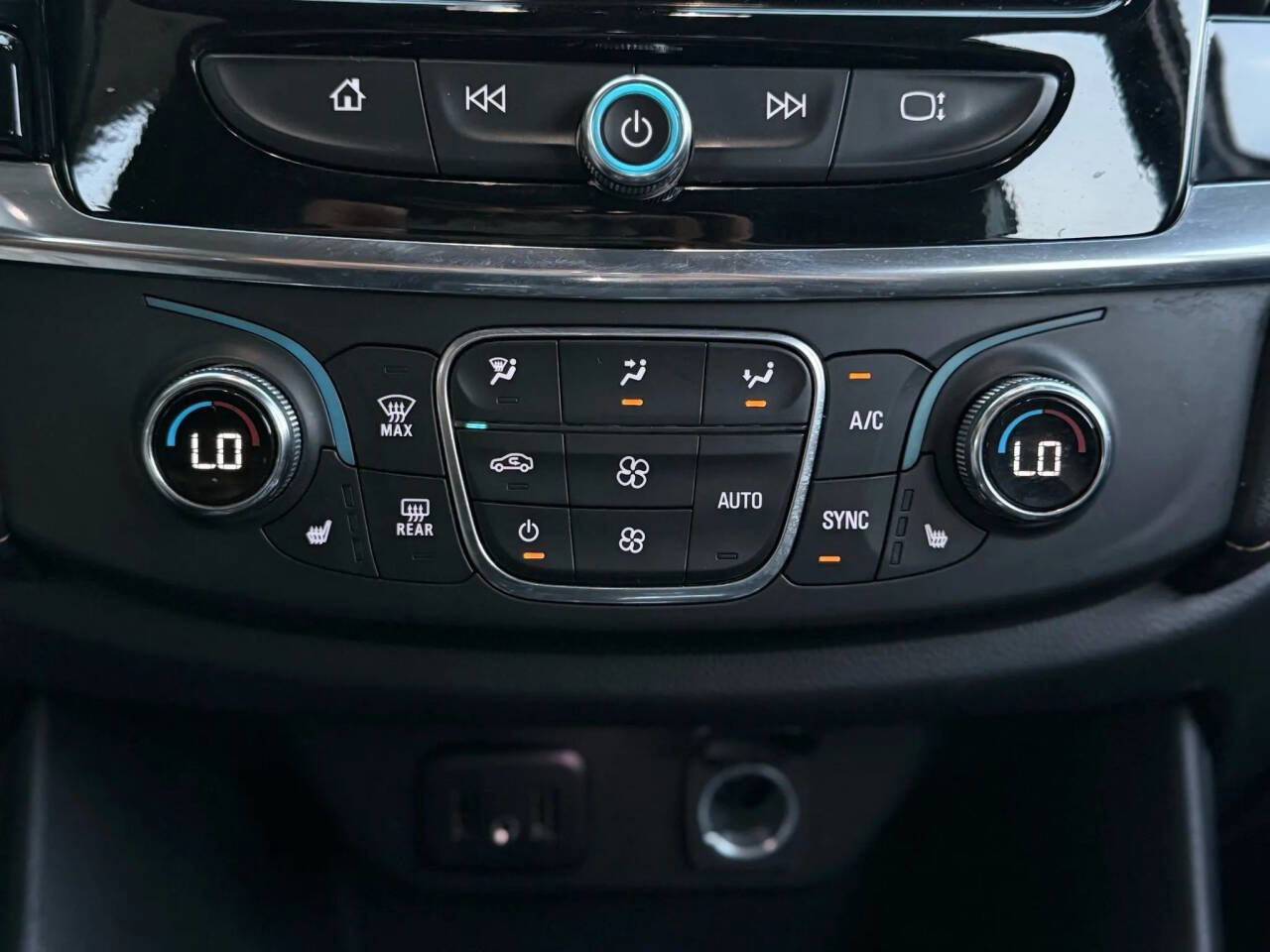 Used 2020 Chevrolet Traverse LT AWD/4WD image 32