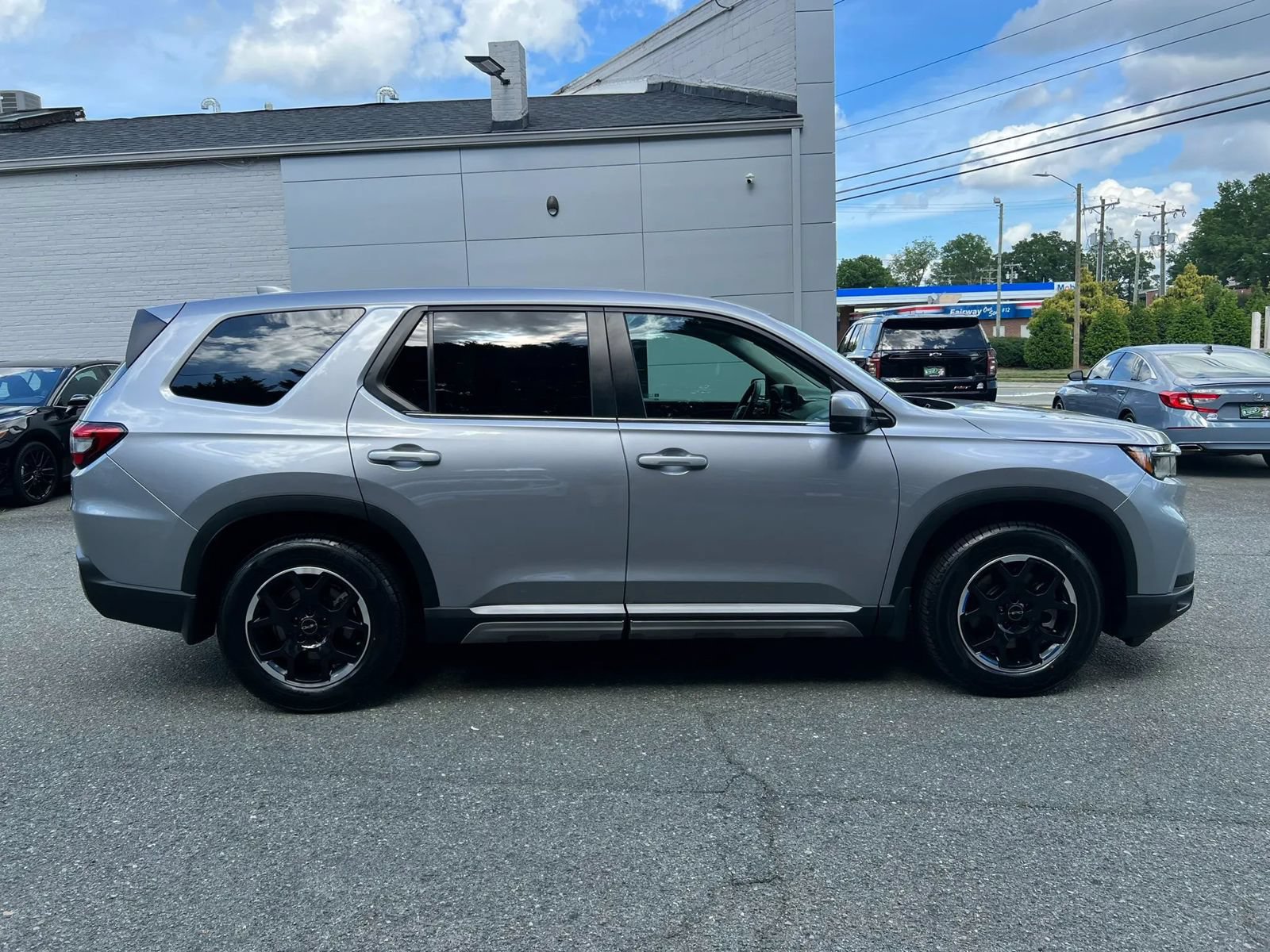 Used 2025 Honda Pilot EX-L image 3