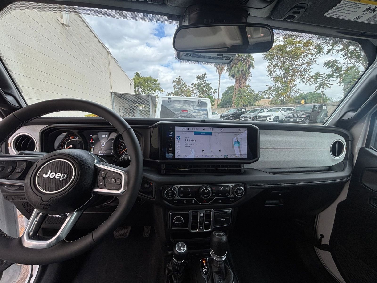 Used 2025 Jeep Wrangler Sahara image 33