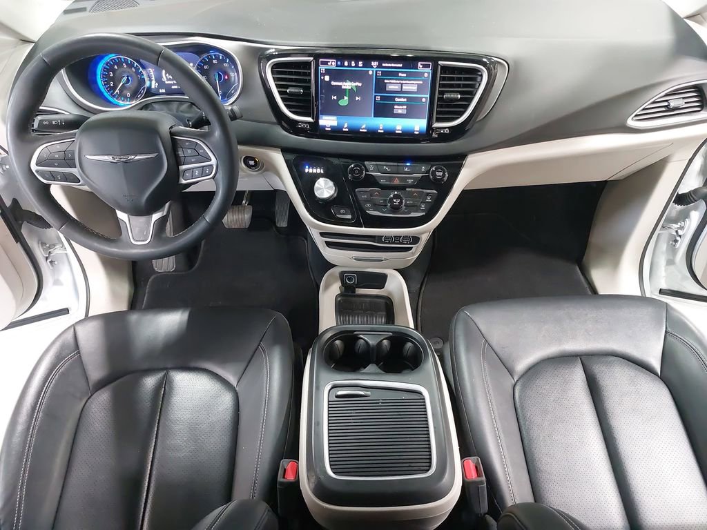 Used 2024 Chrysler Pacifica Touring-L FWD image 9