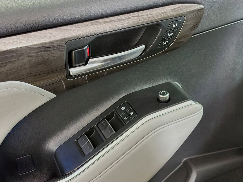 Used 2020 Toyota Highlander Platinum image 18