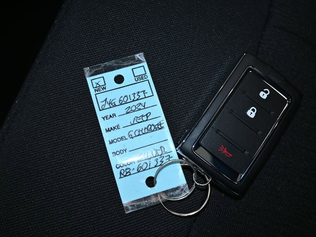 Used 2024 Jeep Grand Cherokee L Laredo image 17