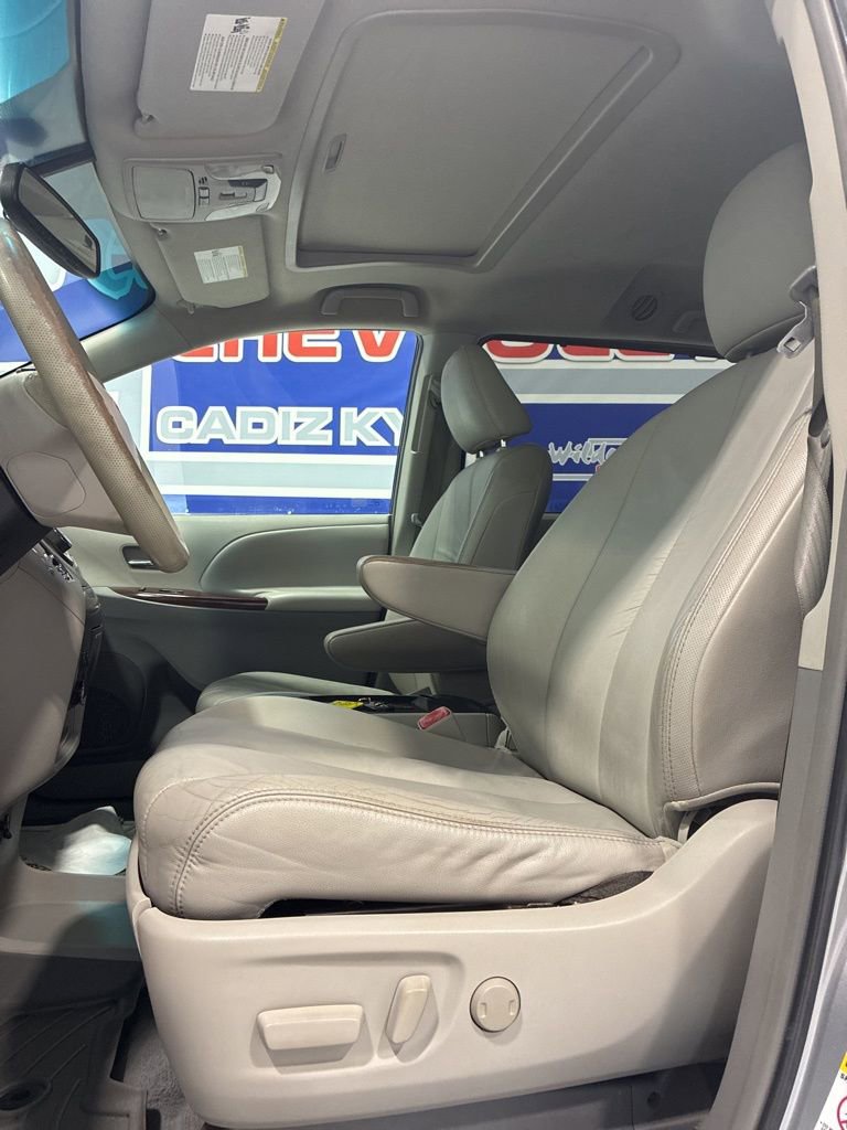 Used 2011 Toyota Sienna XLE image 10