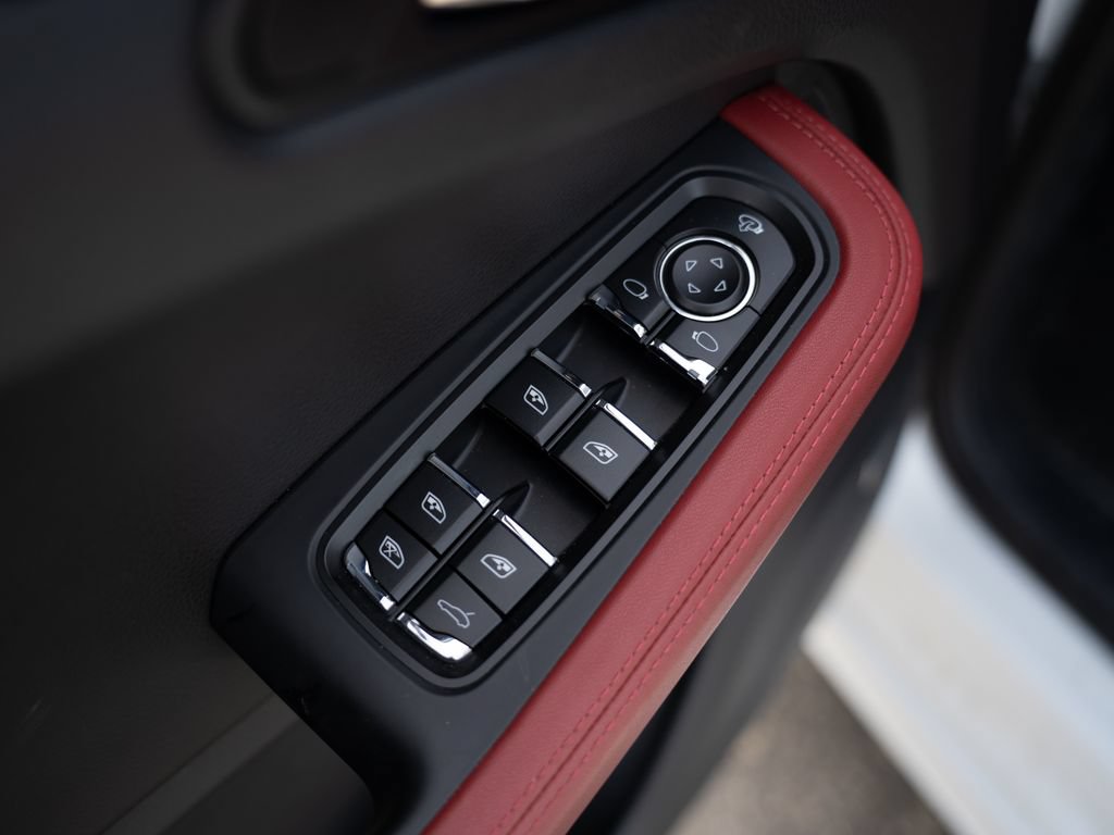 Certified 2025 Porsche Macan AWD/4WD image 16