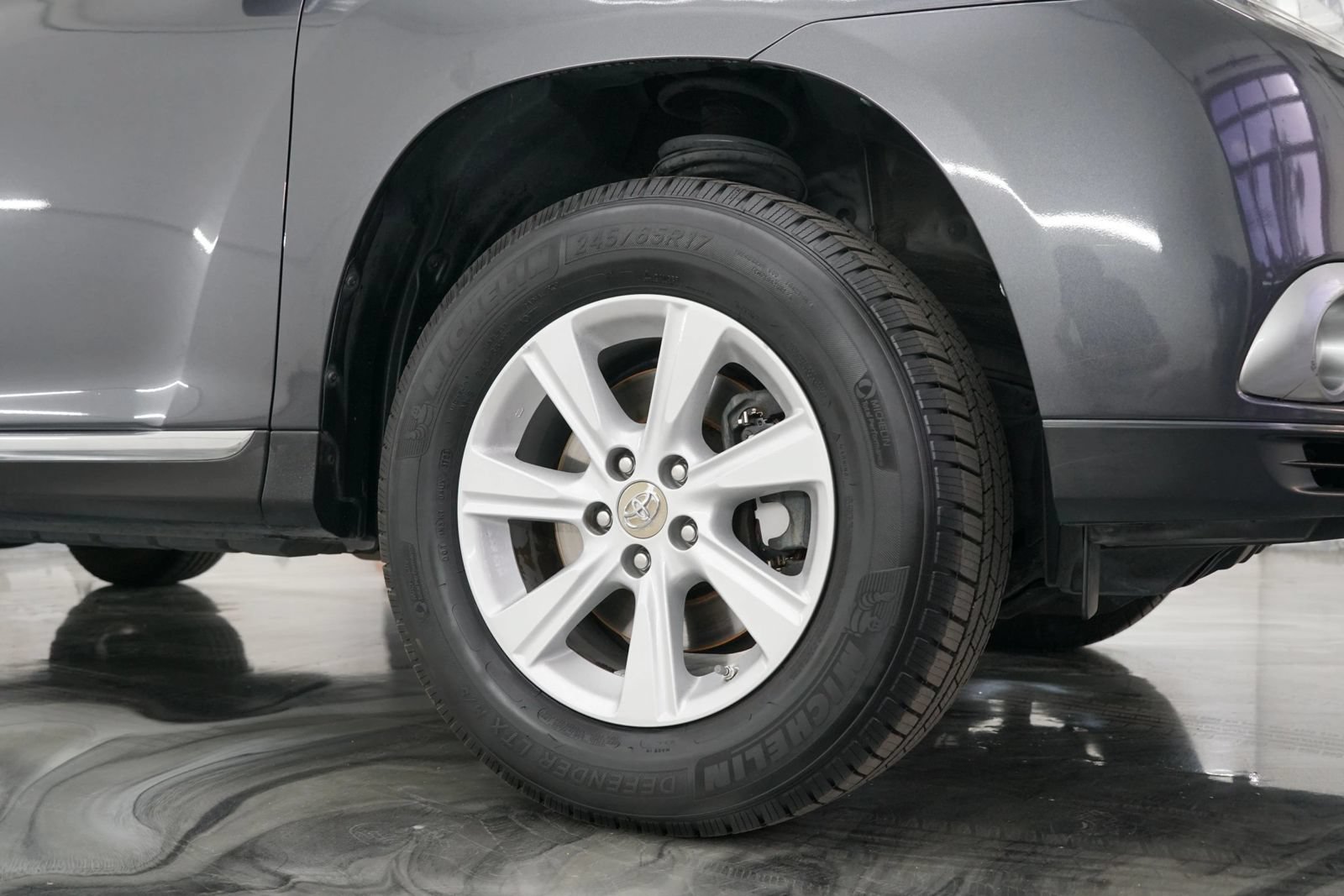 Used 2012 Toyota Highlander SE w/ Tow Pkg FWD image 4