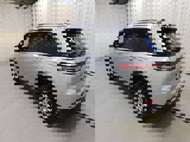 Used 2022 Jeep Grand Cherokee Laredo image 17