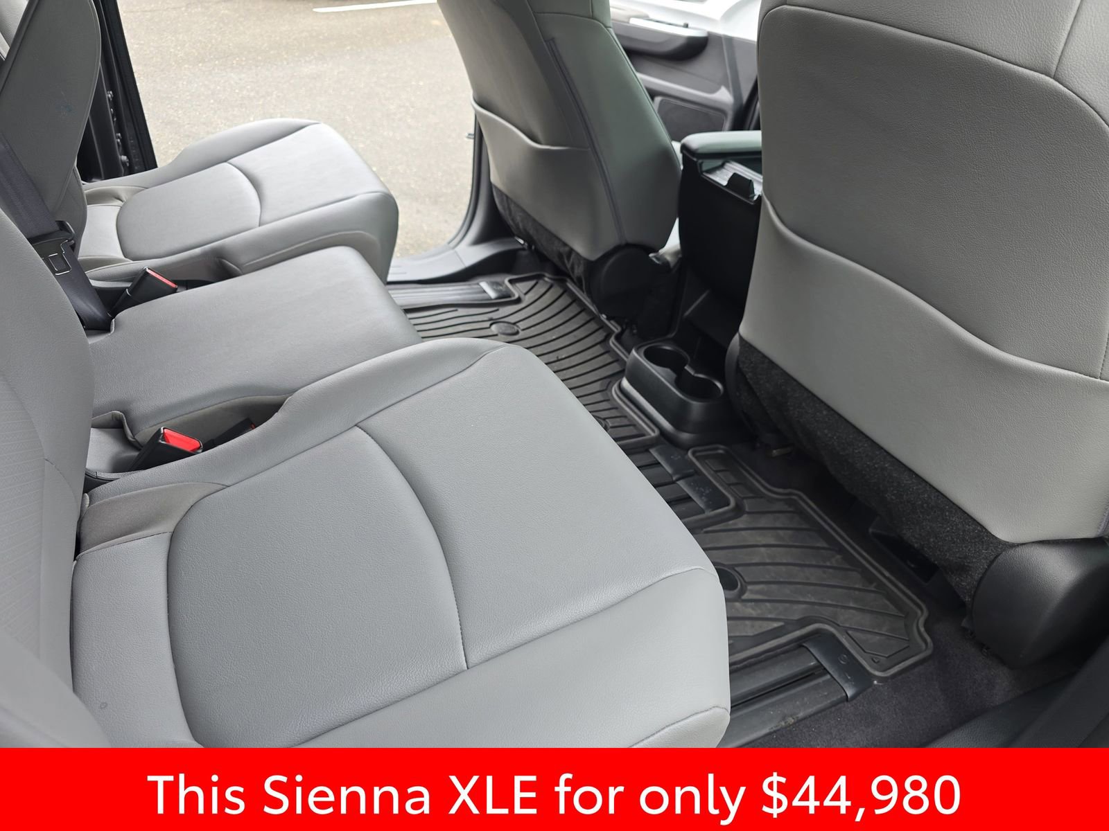 Used 2025 Toyota Sienna XLE image 17