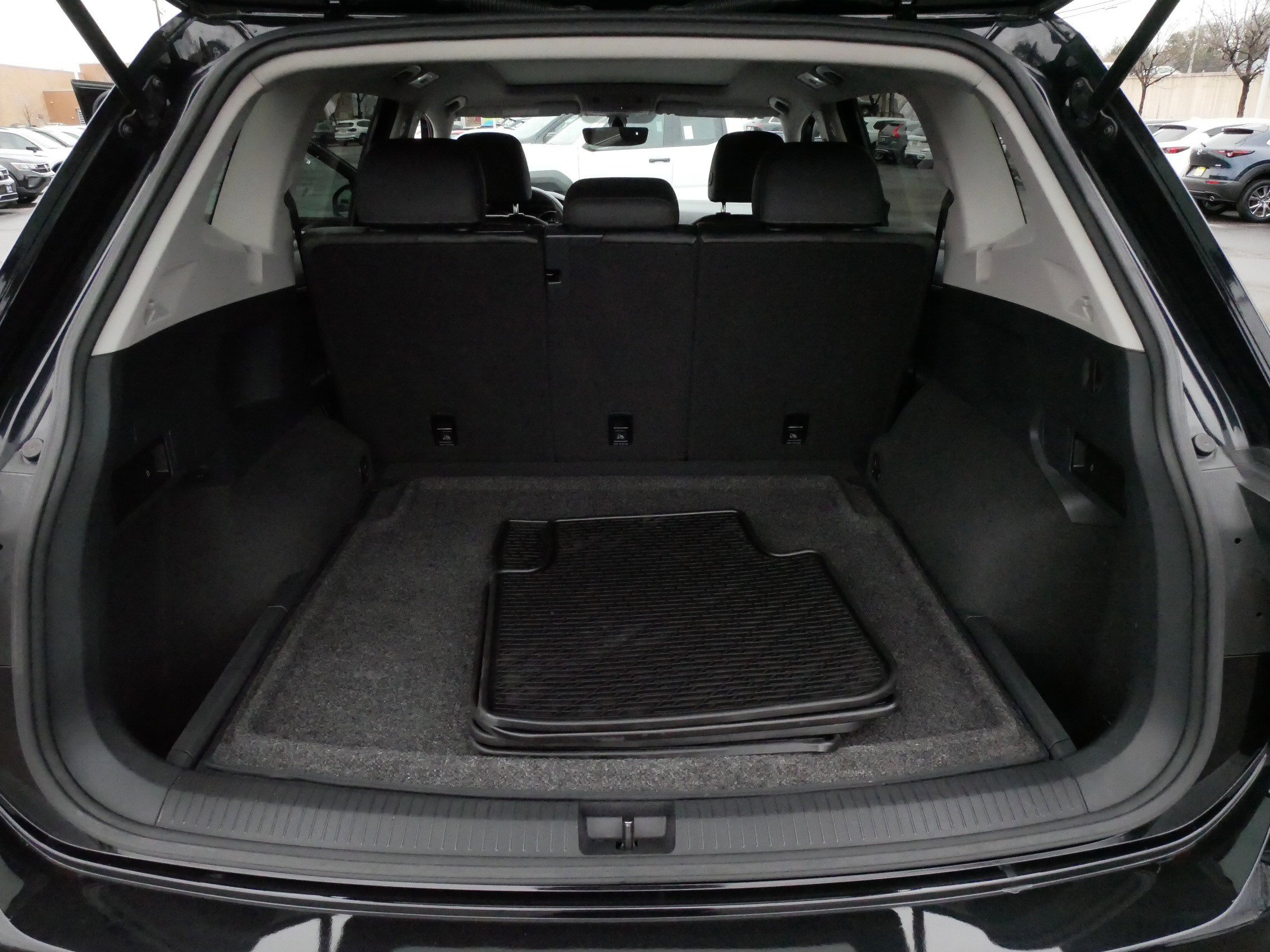 Certified 2020 Volkswagen Tiguan SE w/ Panoramic Sunroof Package image 18