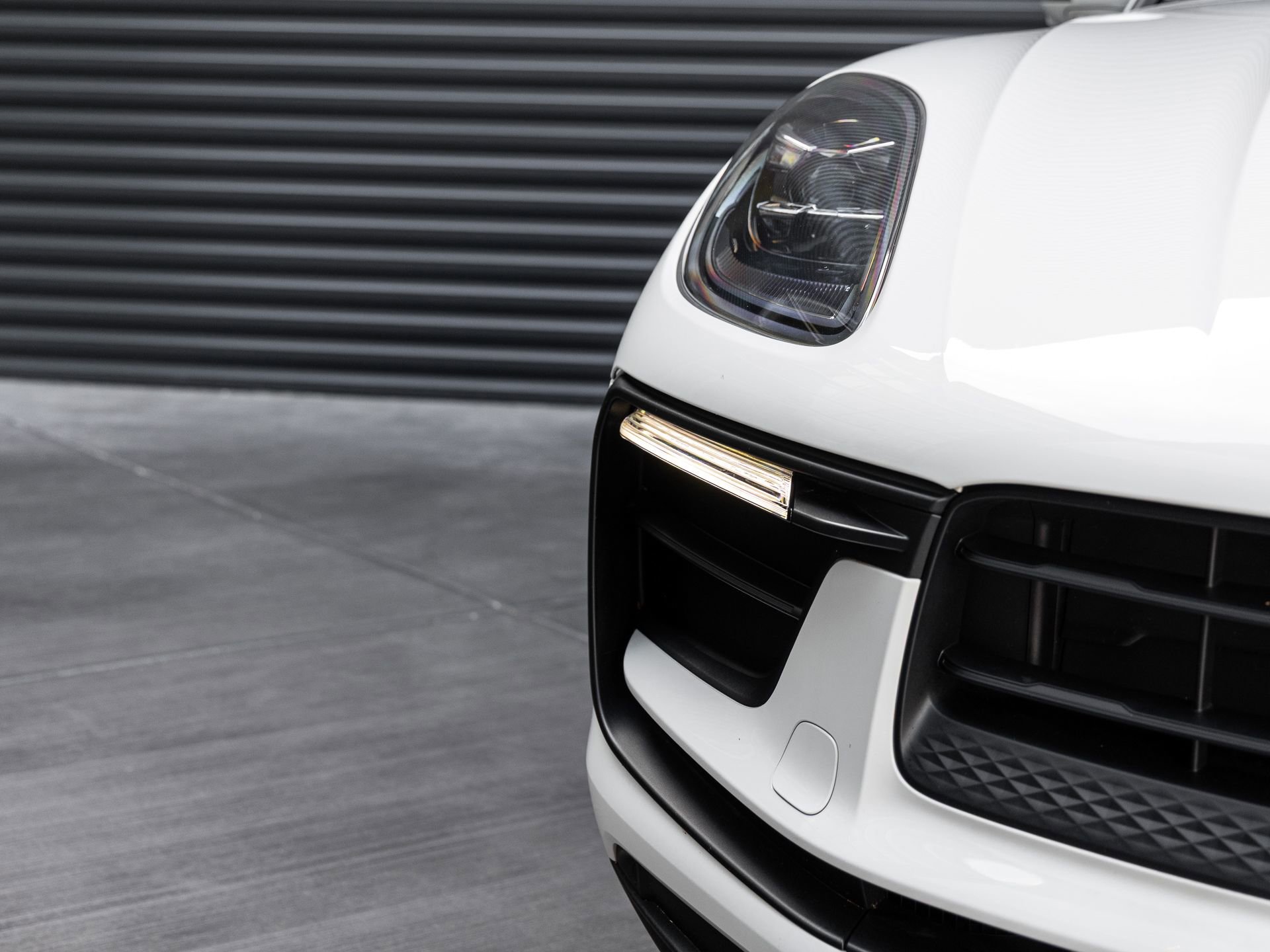 Certified 2025 Porsche Macan AWD/4WD image 38