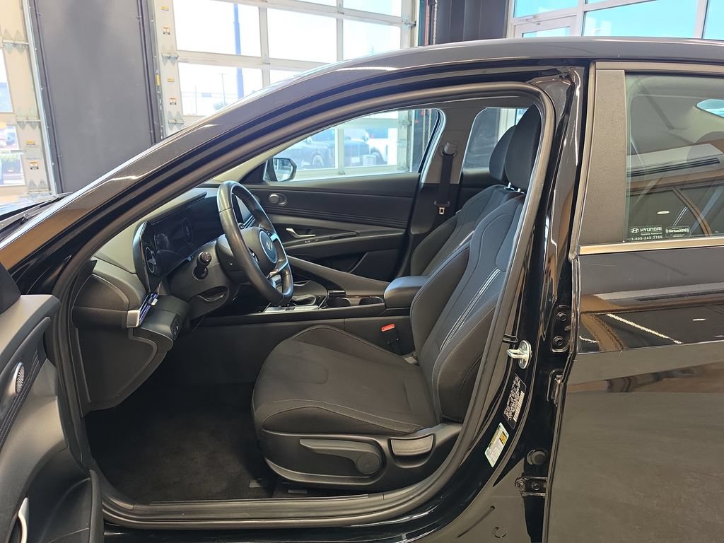 Used 2025 Hyundai Elantra SEL FWD image 13