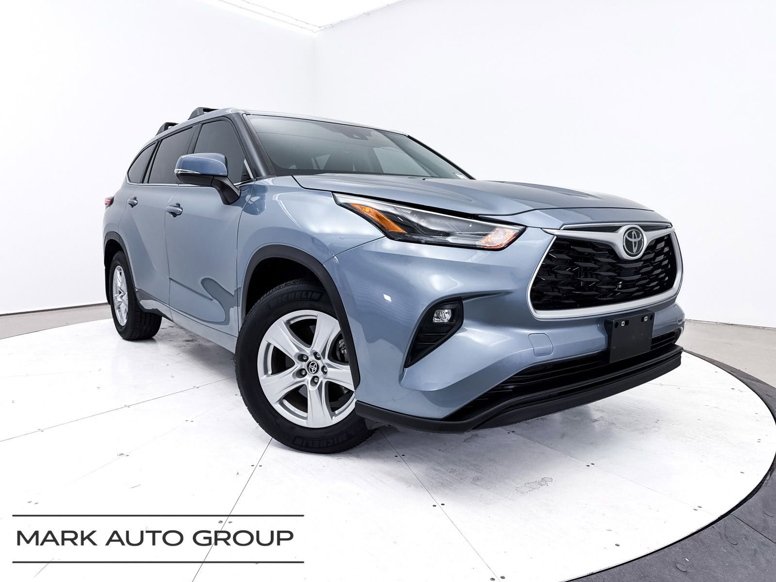 Used 2023 Toyota Highlander LE image 1