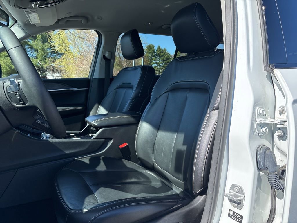 Used 2023 Jeep Grand Cherokee L Limited AWD/4WD image 9