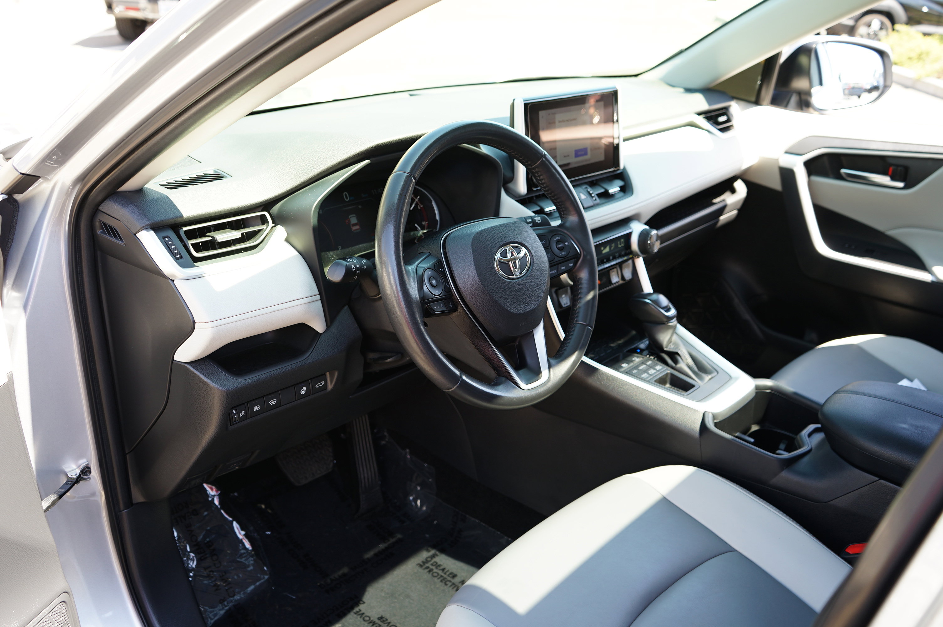 Used 2023 Toyota RAV4 XLE Premium image 19