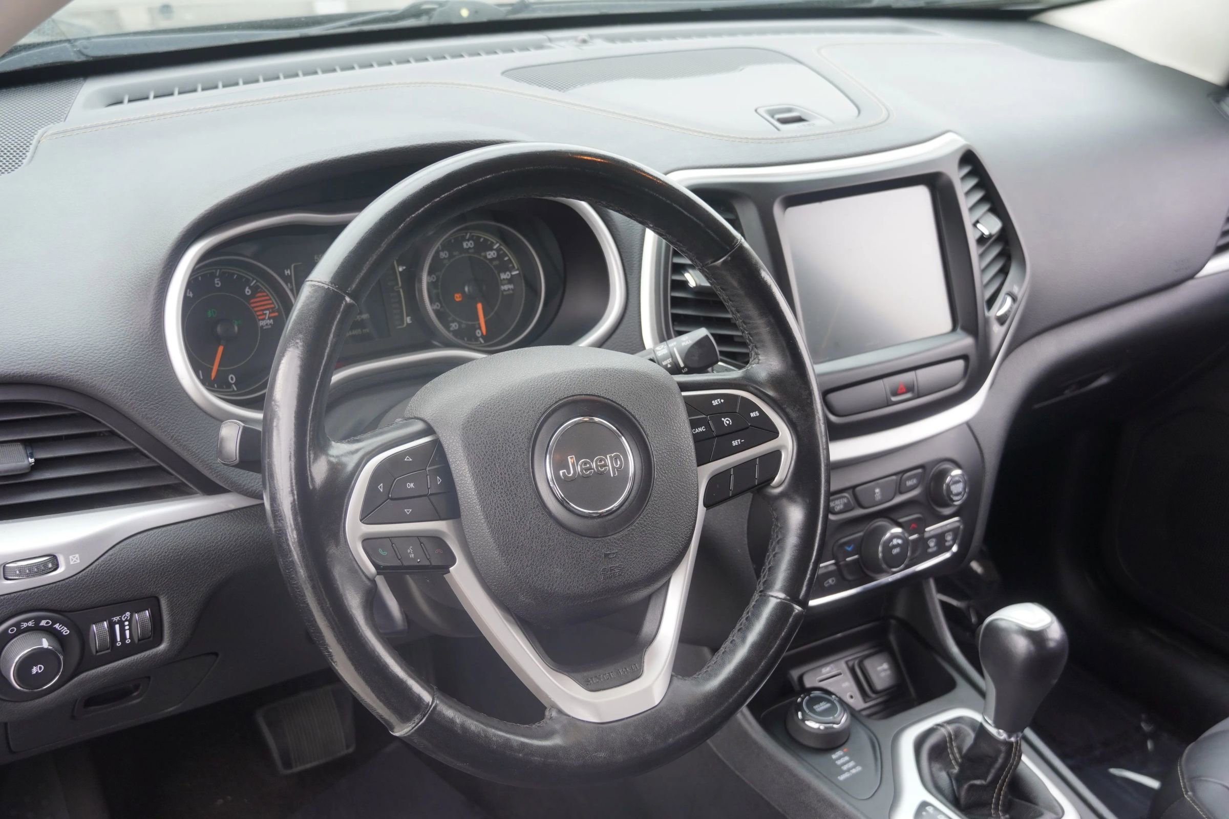 Used 2018 Jeep Cherokee Latitude Plus w/ Cold Weather Group image 7