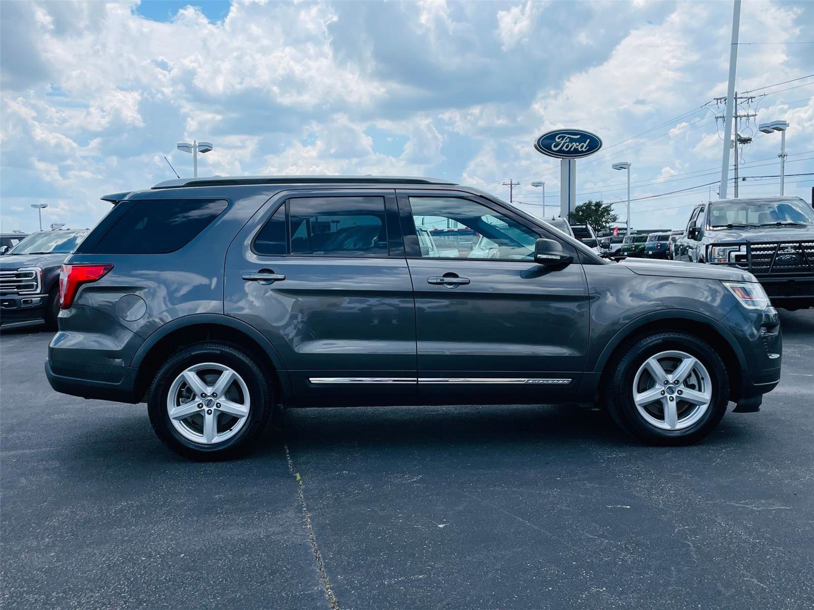 Used 2019 Ford Explorer XLT w/ Equipment Group 201A FWD image 3