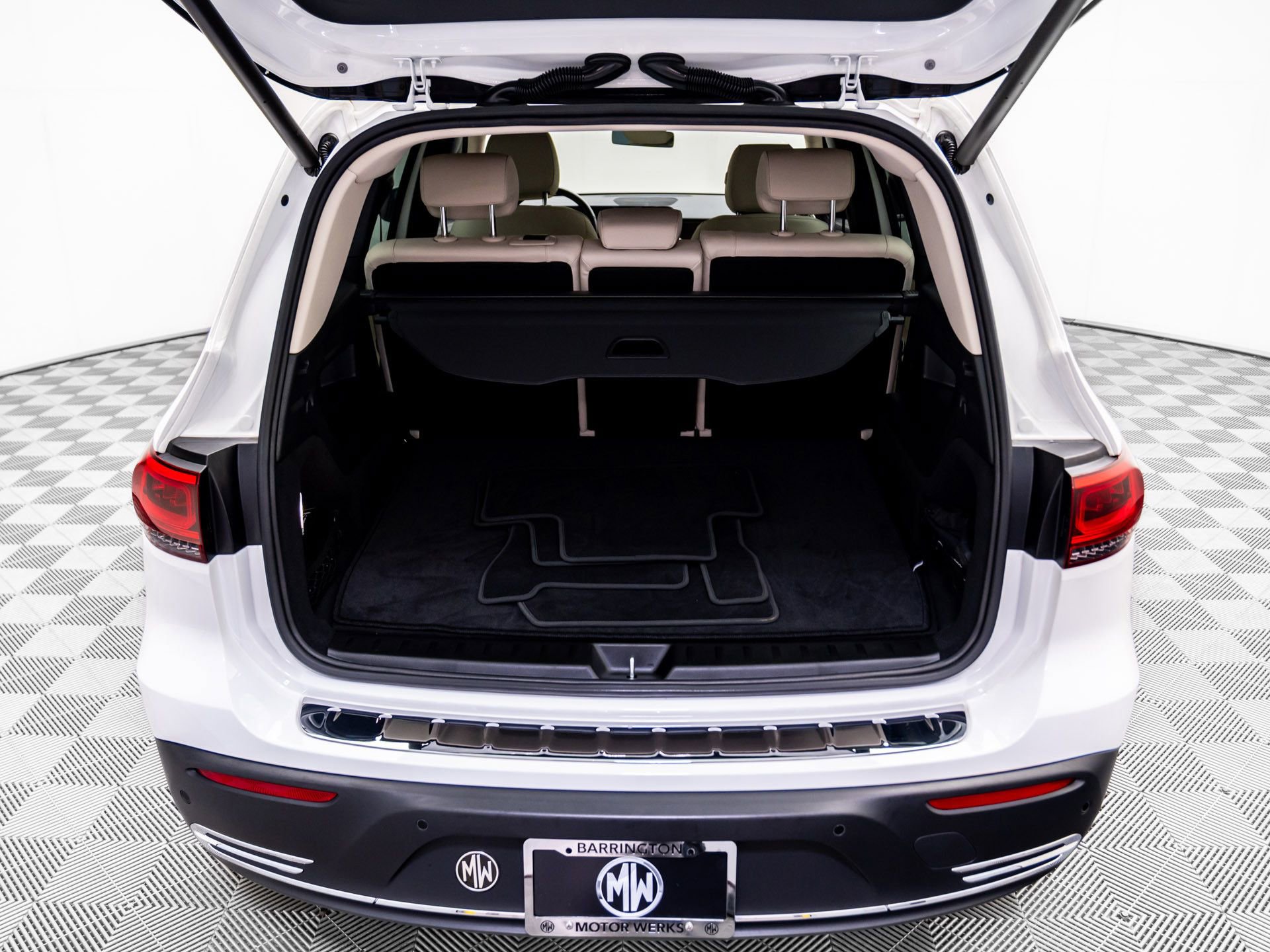 Used 2023 Mercedes-Benz EQB 300 4MATIC w/ Exclusive Package image 32