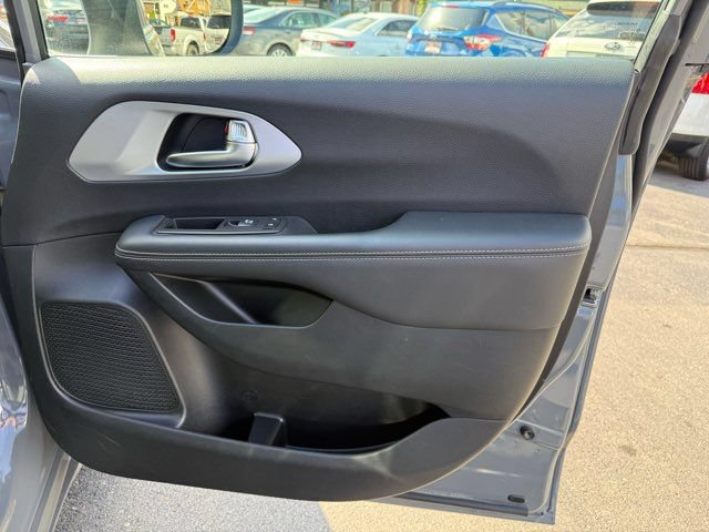 Used 2023 Chrysler Pacifica Touring FWD image 21