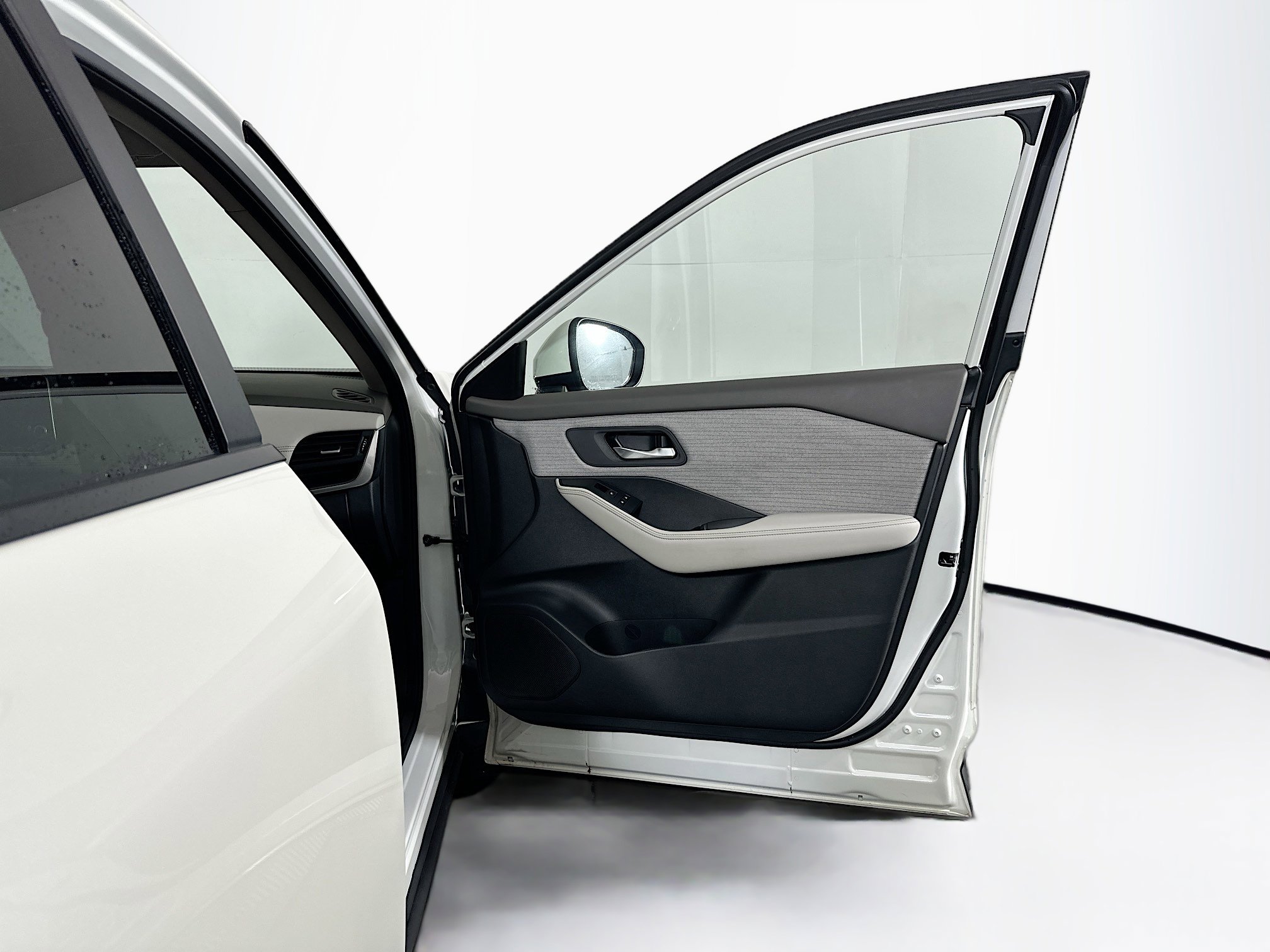 Used 2023 Nissan Rogue SV image 30