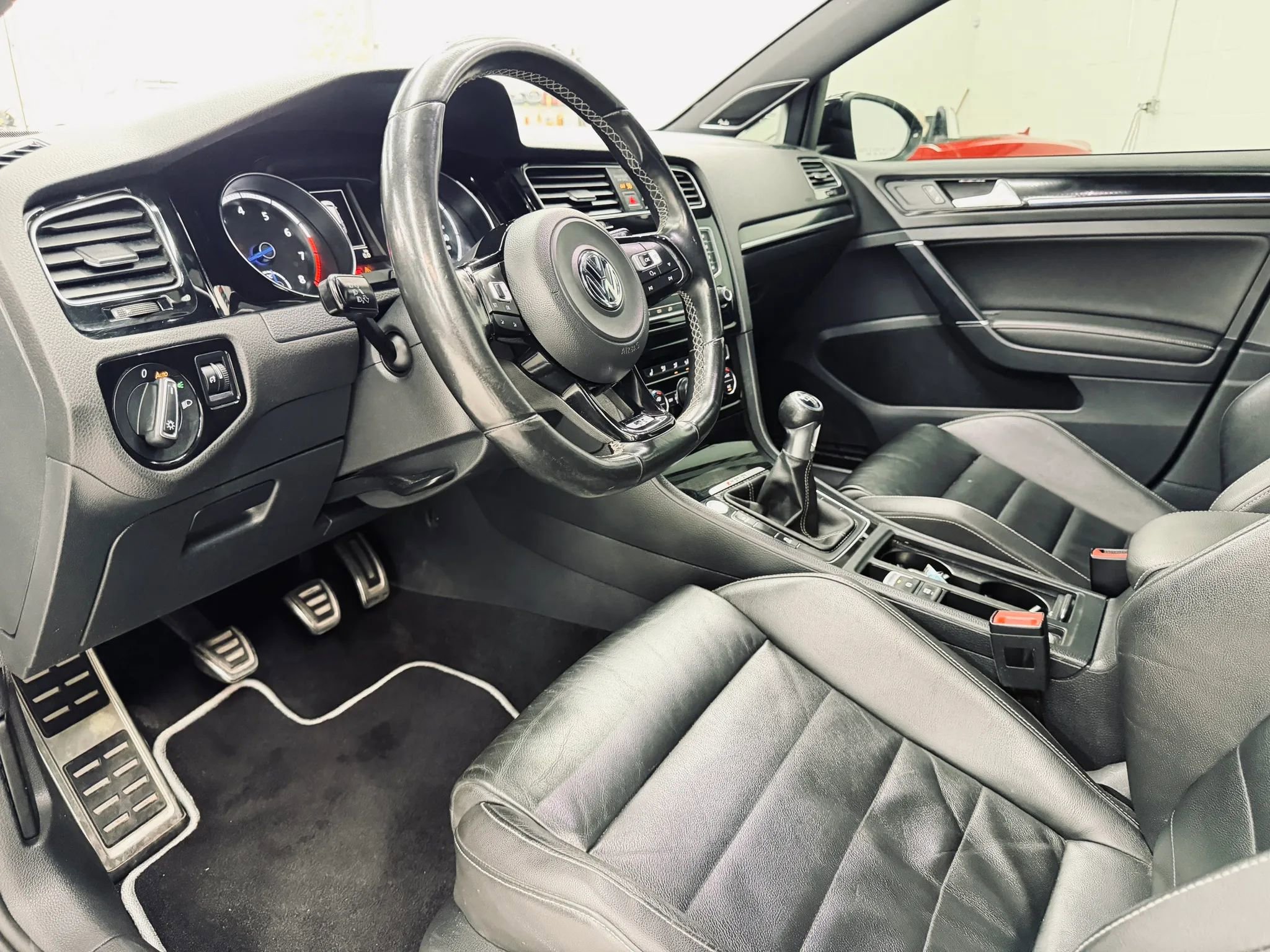 Used 2016 Volkswagen Golf R 4-Door image 5