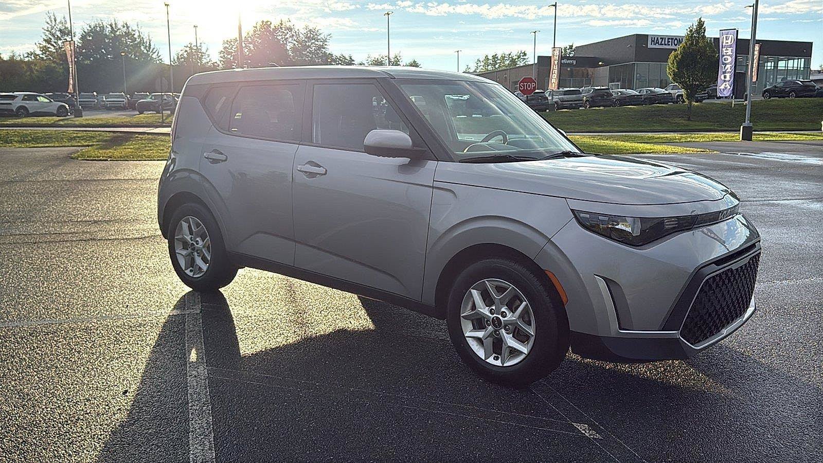 Used 2023 Kia Soul LX w/ Option Group 015 FWD image 2