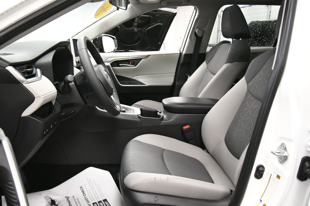 Used 2025 Toyota RAV4 XLE w/ Convenience Package image 9