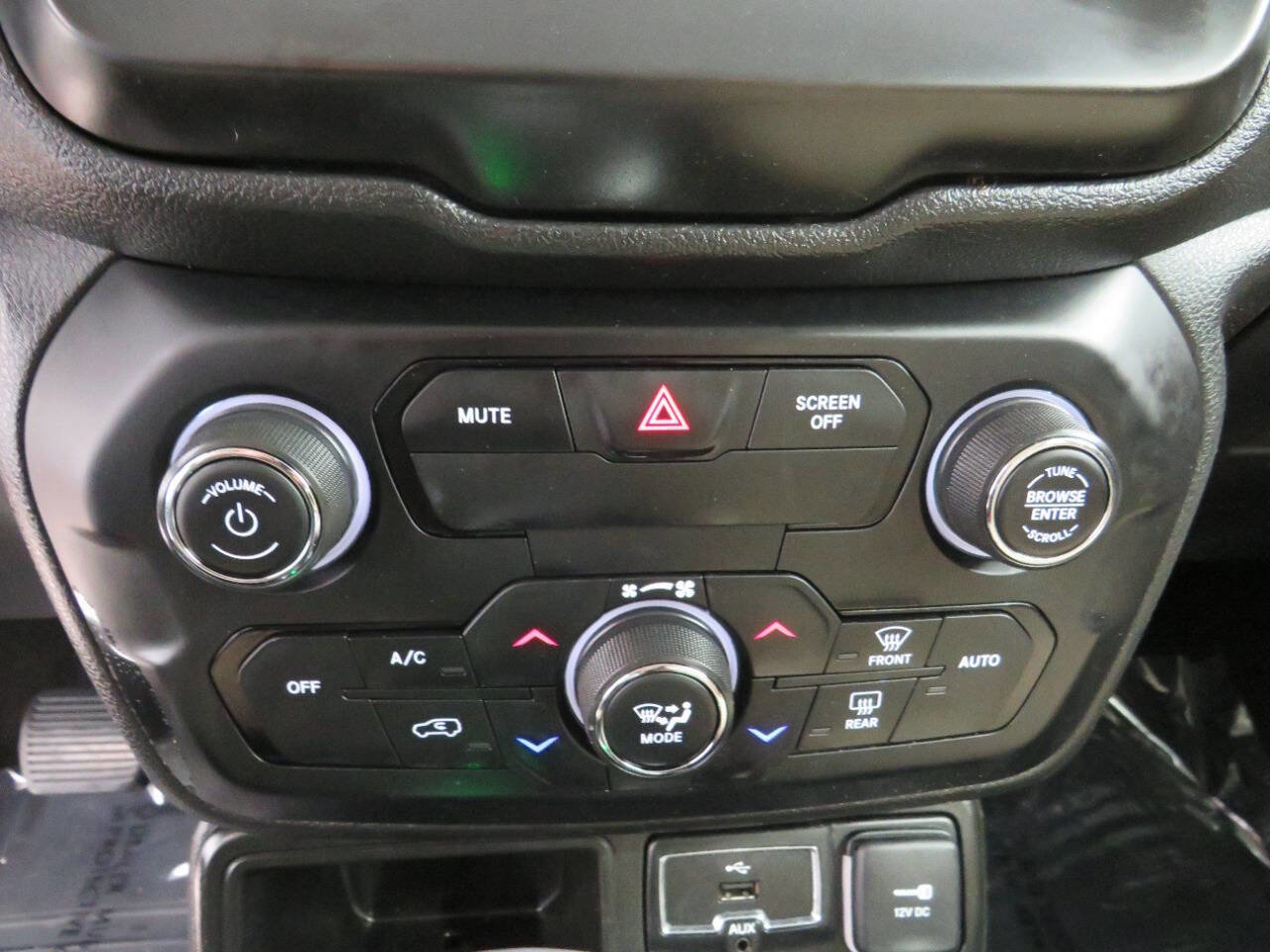 Used 2018 Jeep Renegade Latitude FWD image 24
