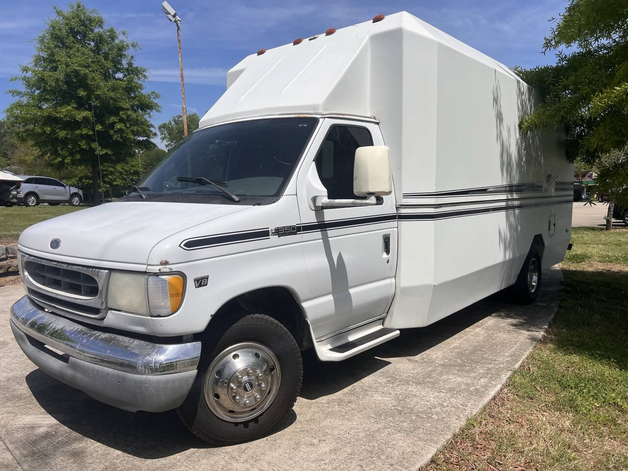 Used 2000 Ford E-350 and Econoline 350 Super Duty RWD image 2