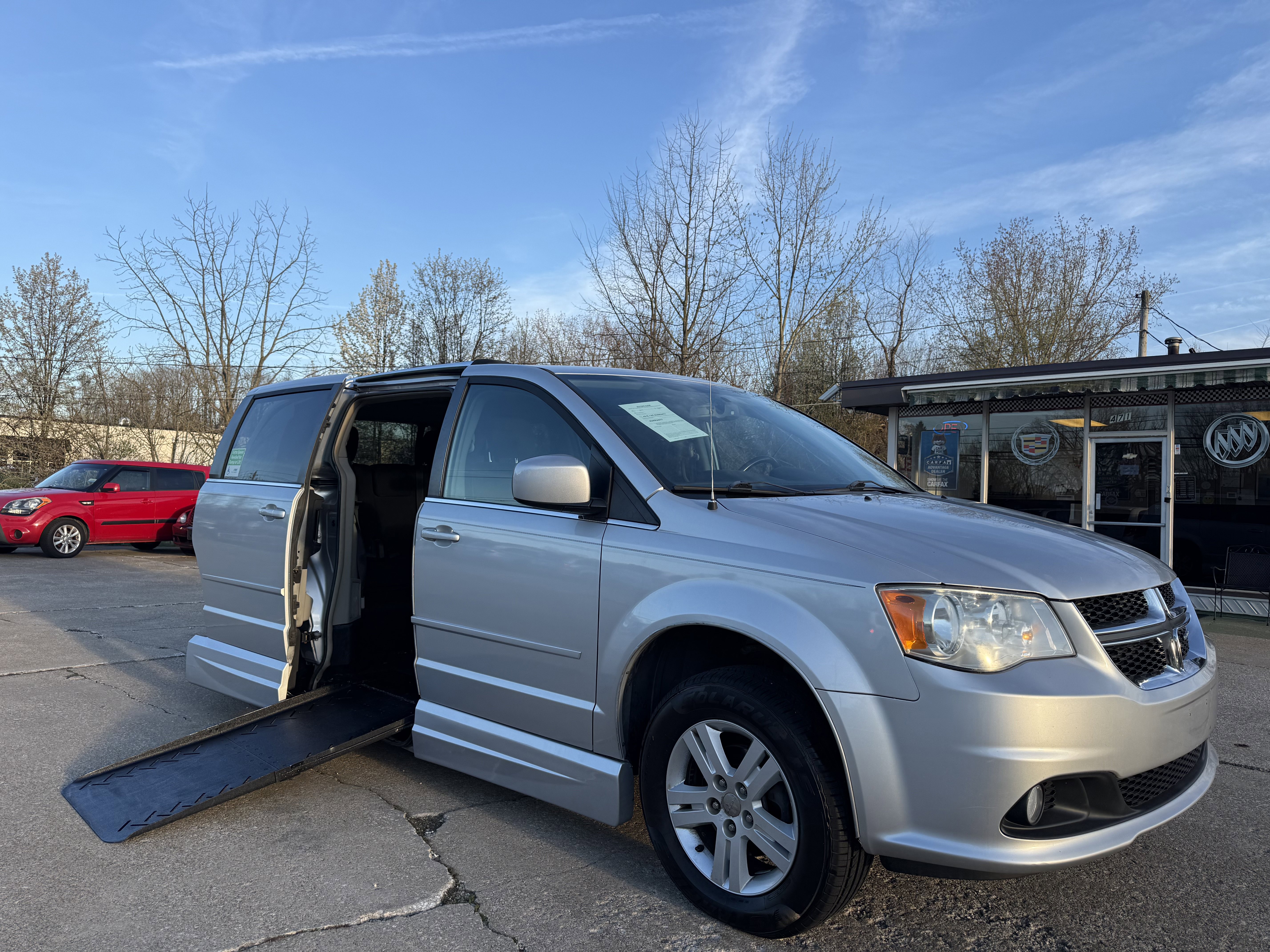 Used 2011 Dodge Grand Caravan Crew w/ Safety Sphere Group FWD image 1