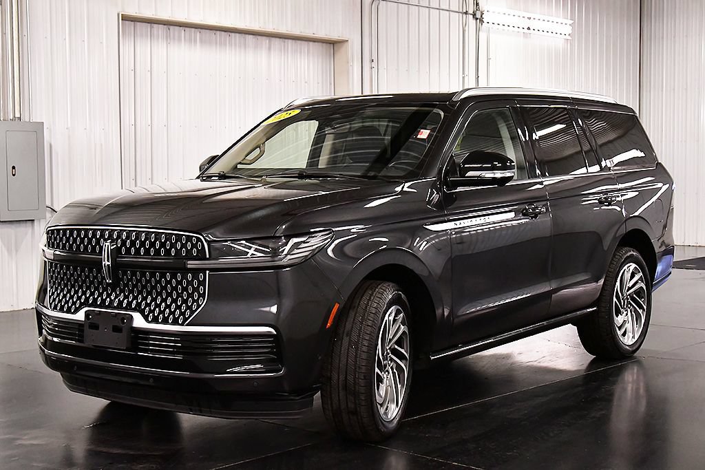 Used 2025 Lincoln Navigator Reserve AWD/4WD image 3