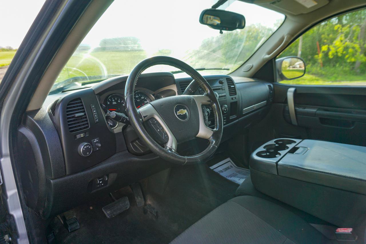 Used 2010 Chevrolet Silverado 2500 LT w/ Interior Plus Package AWD/4WD image 16