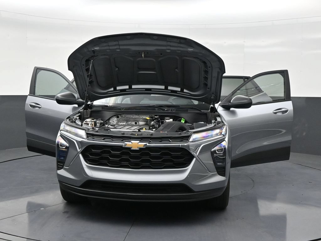 Used 2025 Chevrolet Trax LS FWD image 33