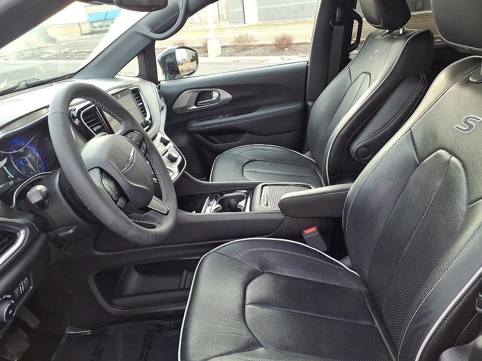 Used 2023 Chrysler Pacifica Limited w/ S Appearance Package image 16