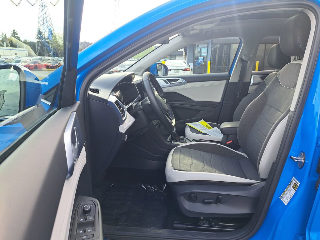 Used 2025 Volkswagen Taos SE AWD/4WD image 11