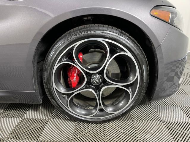 Used 2025 Alfa Romeo Giulia AWD w/ Veloce Package AWD image 9