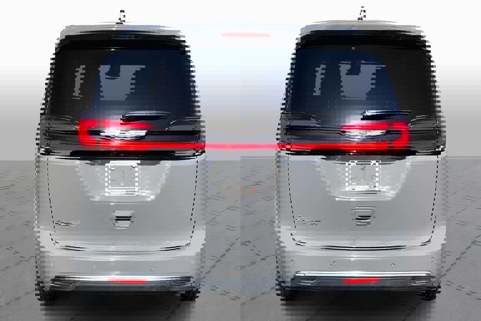 Used 2025 Chrysler Pacifica Select FWD image 5