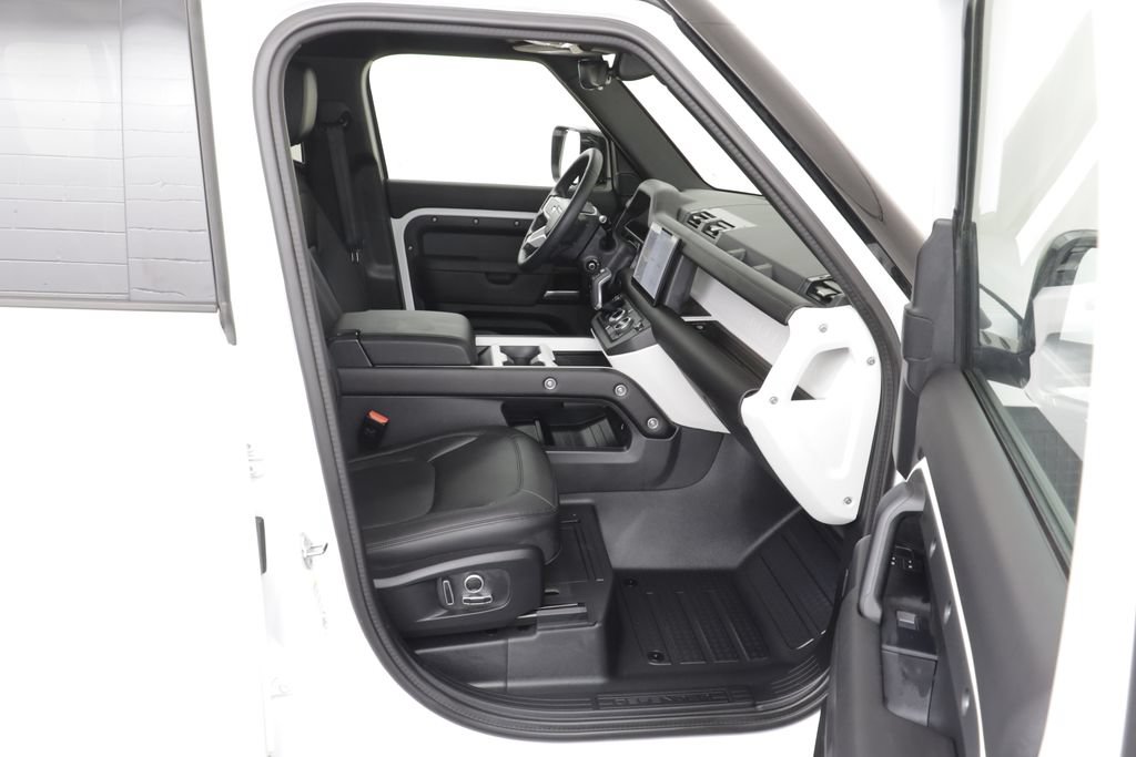 Certified 2025 Land Rover Defender 130 X-Dynamic SE AWD/4WD image 20