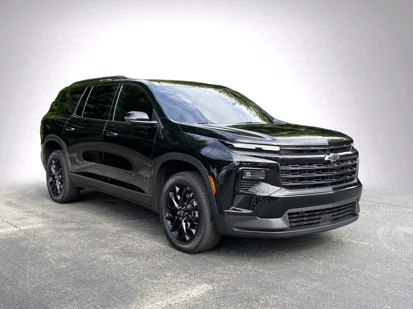 Used 2025 Chevrolet Traverse LT w/ Midnight/Sport Edition FWD image 2