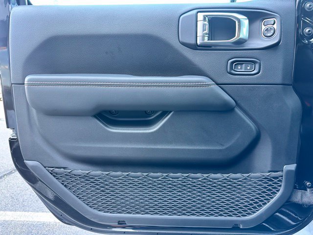 Used 2025 Jeep Wrangler Unlimited Sahara AWD/4WD image 9