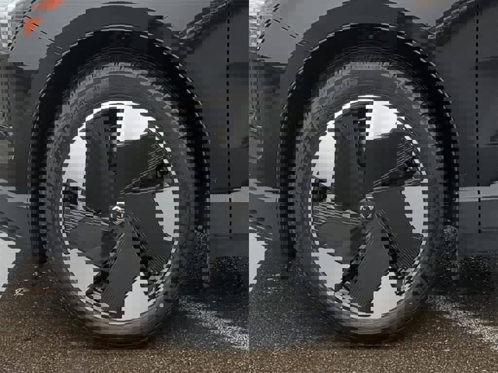 Used 2025 Volvo EX30 Plus w/ Protection Package Premier image 13