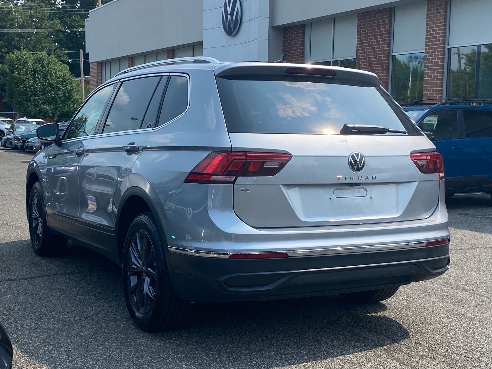 Certified 2023 Volkswagen Tiguan SE w/ Panoramic Sunroof Package FWD image 5