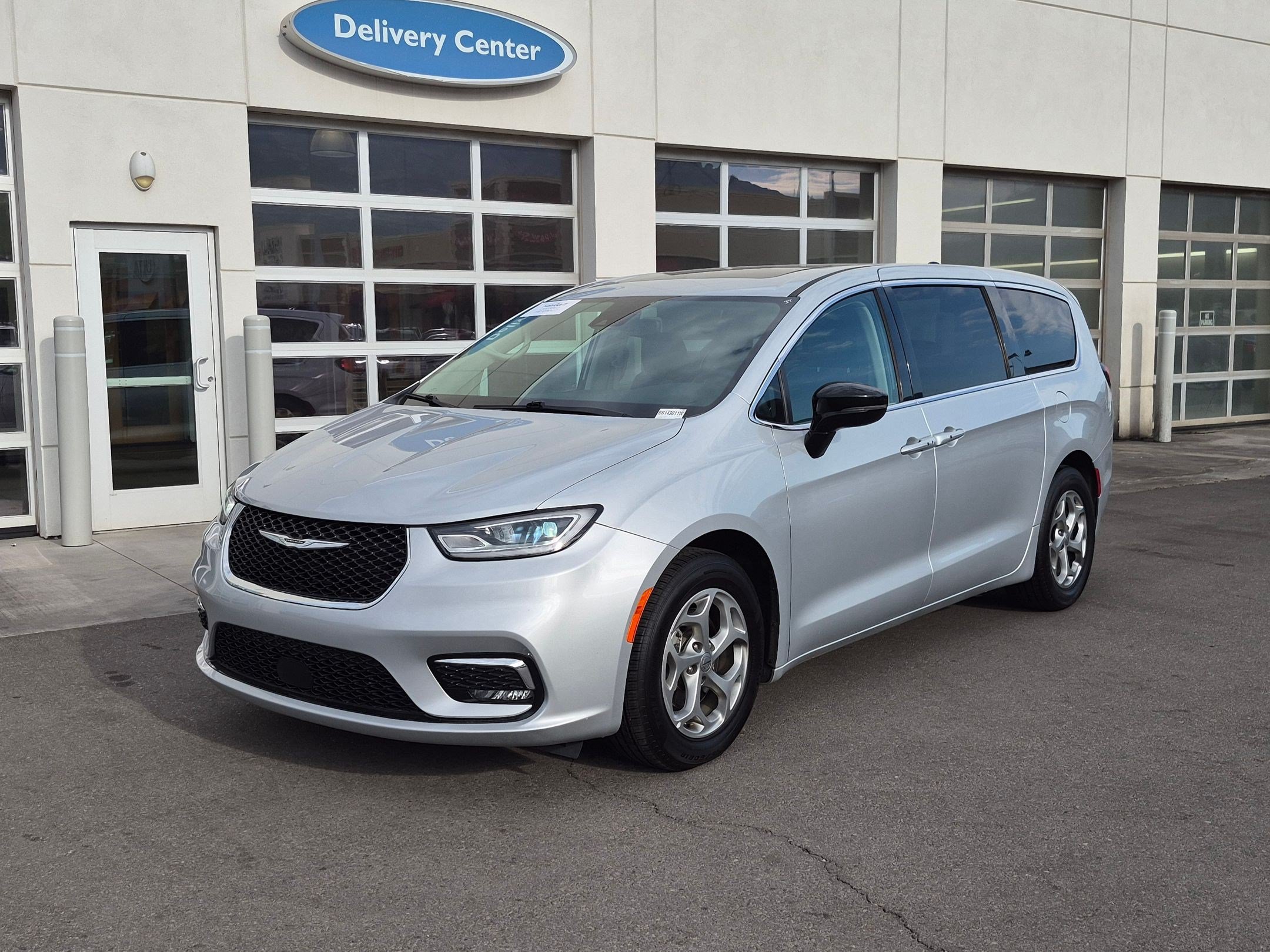 Used 2024 Chrysler Pacifica Limited FWD image 11