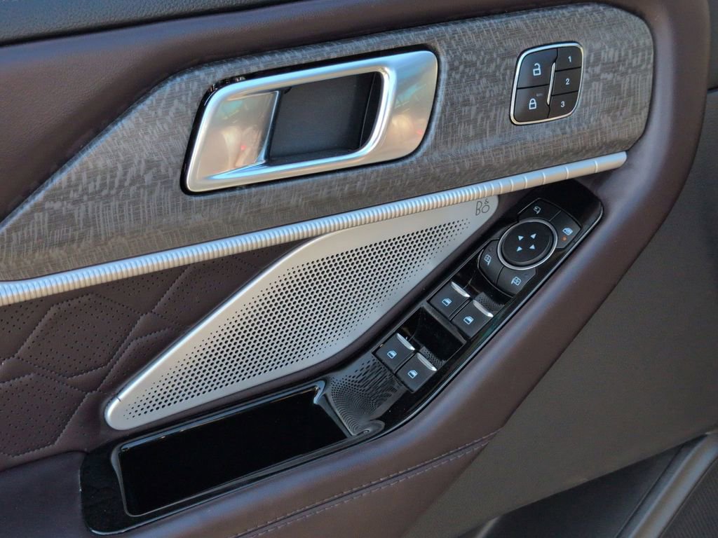 Used 2025 Ford Explorer Platinum w/ LUX Leather Package image 13