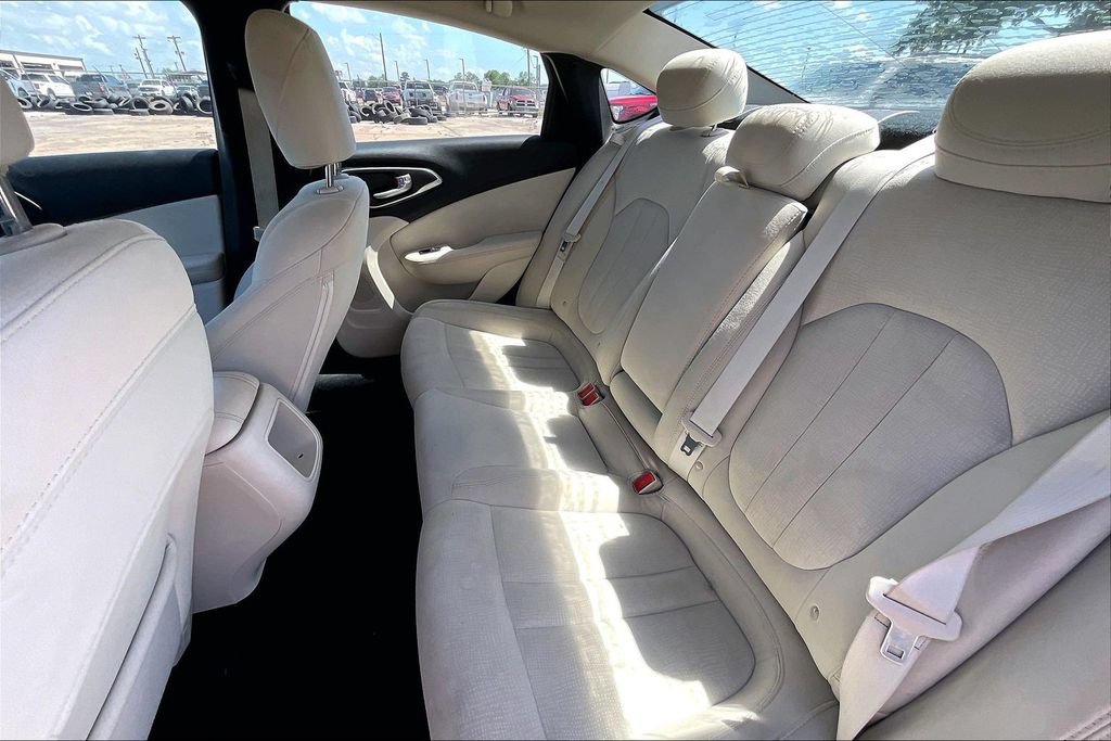 Used 2015 Chrysler 200 Limited FWD image 18
