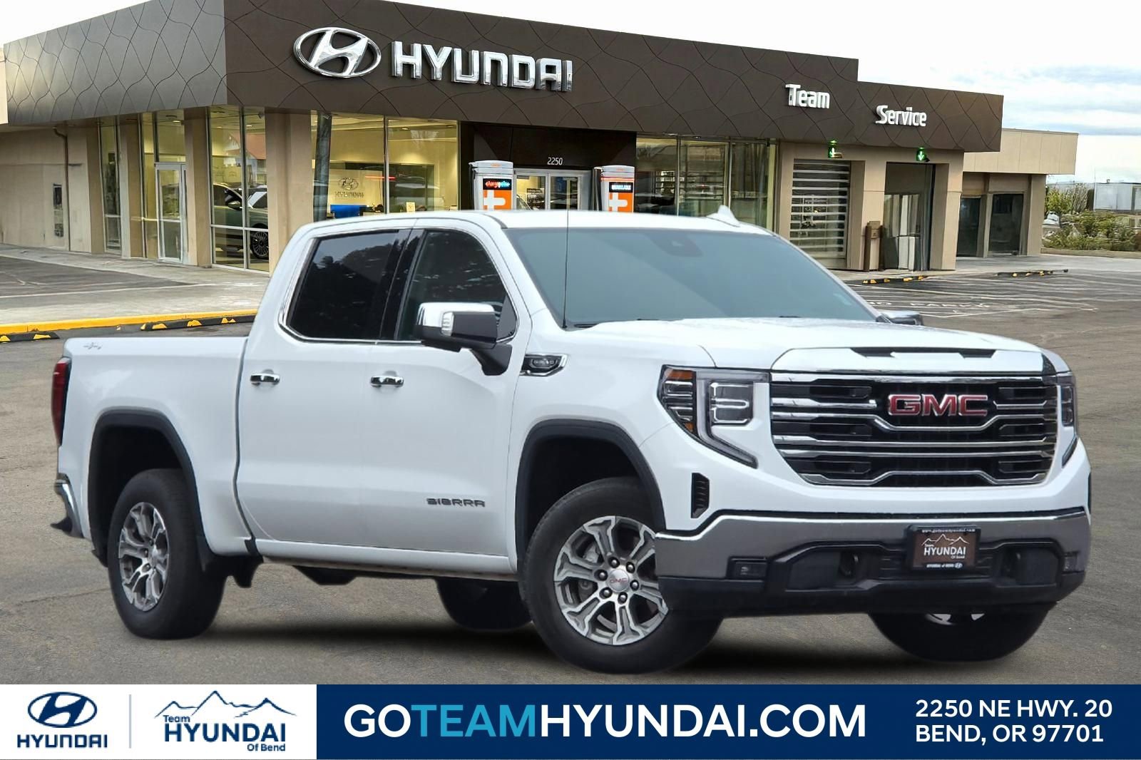 Used 2024 GMC Sierra 1500 SLT image 1